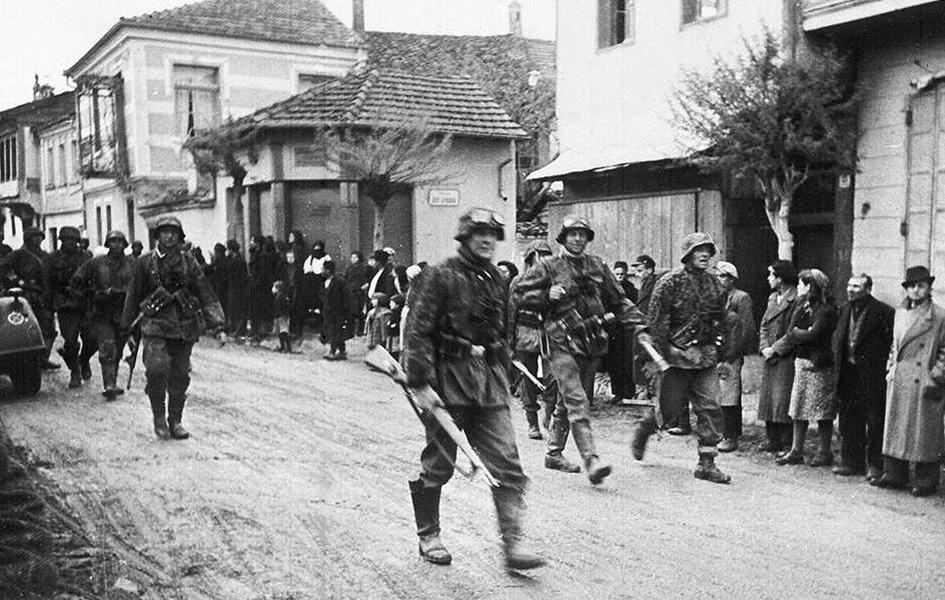 Τρίτη 24 Οκτωβρίου 2017 Γερμανική εισβολή στην Ελλάδα 5 ΙΣΤΟΡΙΚΑ ΓΕΓΟΝΟΤΑ & ΠΡΟΣΩΠΑ Στο θωρηκτό ΑΒΕΡΩΦ, που είχε ως βάση ο Αρχηγός Στόλου (ΑΣ), επικρατούσε σύγχυση γιατί κανείς δεν γνώριζε ποια θα