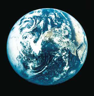 4.7. Γεωγραφικές συντεταγμένες Το σχήμα της Γης είναι ελλειψοειδές. Για πρακτικούς λόγους, όμως, θεωρούμε ότι η Γη είναι σφαίρα και την ονομάζουμε γήινη σφαίρα ή υδρόγειο σφαίρα.