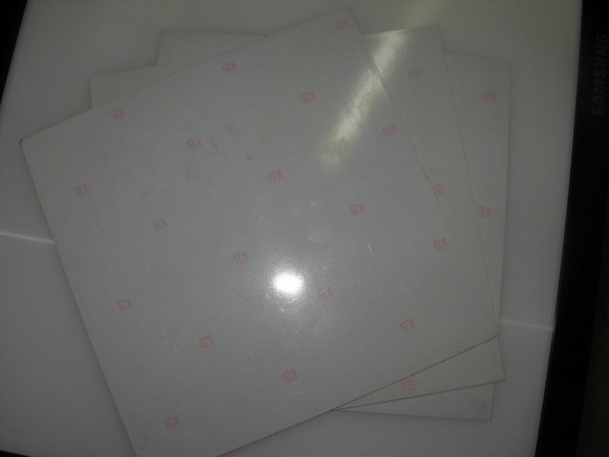 Aljaž Titorič LED svetleča miza Sestavljanje vezja Vseh šest vezij sem izdelal na enak način. V podjetju Lingva sem dobil 6 plošč vitroplast, narezanih na 200 mm x 200 mm.
