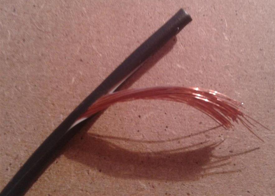 Prišel sem do ideje, da potrebujem pripravo, skozi katero bom potisnil kabel, in bo izolacijo zarezala tako, da bom kasneje le še izvlekel bakreno