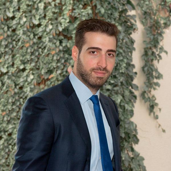 ΠΕΤΡΟΣ ΦΡΑΓΚΙΣΚΟΣ Ο Πέτρος Φραγκίσκος είναι δικηγόρος Αθηνών και ιδρυτικός εταίρος της δικηγορικής εταιρείας FNG. Είναι αριστούχος απόφοιτος της Νομικής Σχολής του Πανεπιστημίου των Αθηνών.