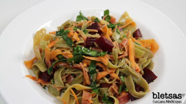 Πολύχρωμα ζυμαρικά σαλατα με παντζαρι, σπανακι και καρότο Τα μακαρόνια είναι η τέλεια λύση για να φας ένα πλήρες σαλατογεύμα υπερβιταμινούχο και με πολλά λαχανικά και κυρίως με ιδιαίτερη γεύση.