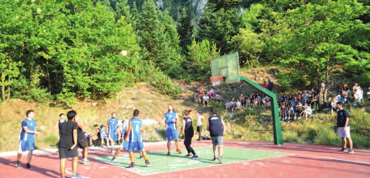 Είχαν ήδη συνεννοηθεί για τη φιλοξενία και είχαν ήδη έτοιμα τα σπίτια τους. Μας είχαν έτοιμο πλουσιοπάροχο τραπέζι.