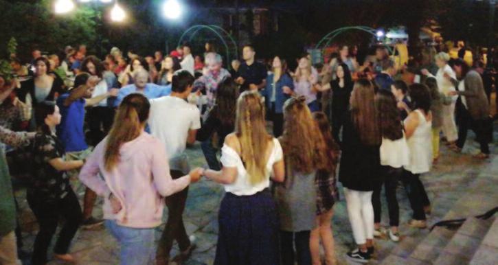 Αφού τελείωσε το όλο τελετουργικό, όλοι ξεκίνησαν το χορό, σε ένα μεγάλο και ατελείωτο κύκλο.