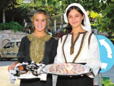 Καθ όλη τη διαδρομή Μάρμαρα Στεφάνι υπήρχαν εθελοντές που ρύθμιζαν την κυκλοφορία και συντόνιζαν το παρκάρισμα. Στις 6.