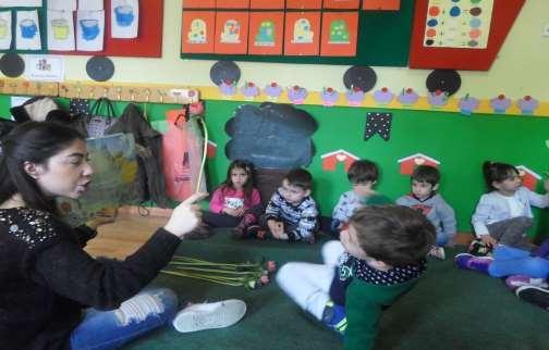 Το όνομα του λουλουδιού συνδέεται με έναν αρχαίο μύθο. Σύμφωνα με το μύθο ο Άδωνης βγήκε για κυνήγι στο δάσος.εκεί όμως τον παραφύλαγε ο θεός Άρης που τον ζήλευε.