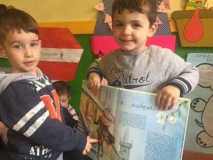 Η αμυγδαλιά Ανατρέξαμε στο βιβλίο μας και μάθαμε την ιστορία της αμυγδαλιάς. Σύμφωνα με τον μύθο ήταν μια ωραία κοπέλα που η μητέρα της δεν την άφηνε να βγει έξω από το πύργο όπου κατοικούσε.