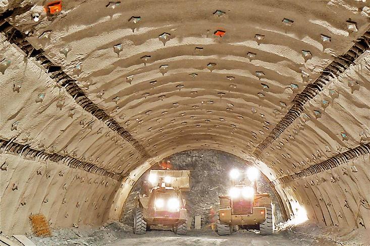 5 RRR 50 (9-37) Το σύστημα Q προτείνει τη χρήση εκτοξευόμενου σκυροδέματος το πάχος του οποίου εξαρτάται τόσον από την ποιότητα της βραχομάζας, όσον και από το μέγεθος του υπόγειου ανοίγματος.