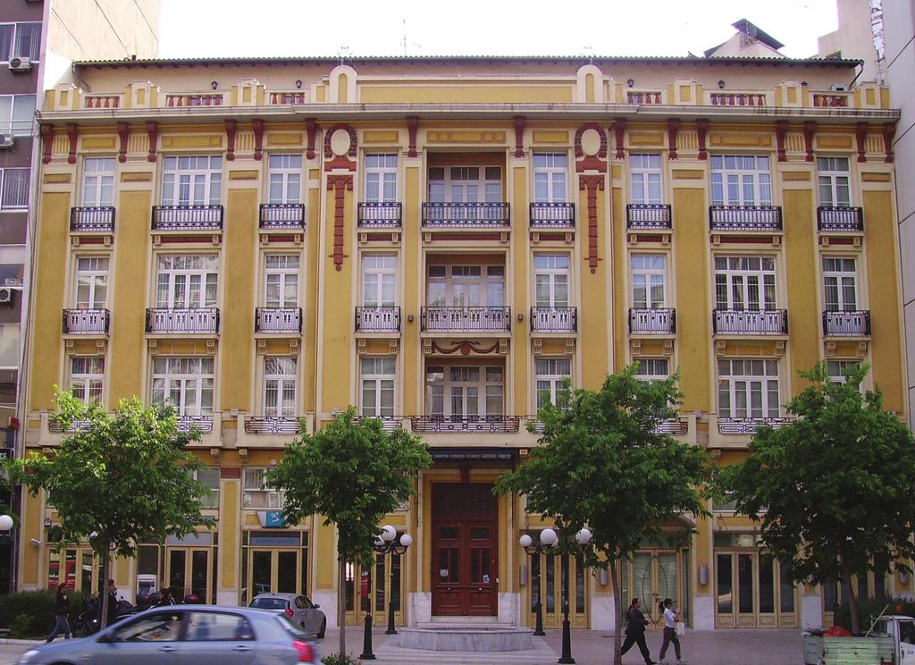 entworfene Gebäude verfügt über zwei Fassaden mit entsprechend freiem Blick zum Chrimatistiriou-Platz und zur Vilara Straße und wurde um einen zentralen, kreisförmigen Raum herum konzipiert und durch