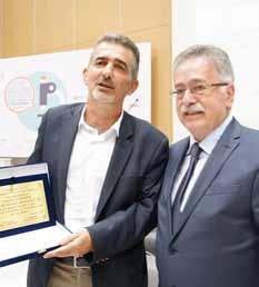 απονομή τιμητικών διακρίσεων στους συνταξιοδοτηθέντες φαρμακοποιούς το 2016 και το 2017 βράβευση του Δημήτρη Μάνου, γιου του προέδρου του Φ.Σ.