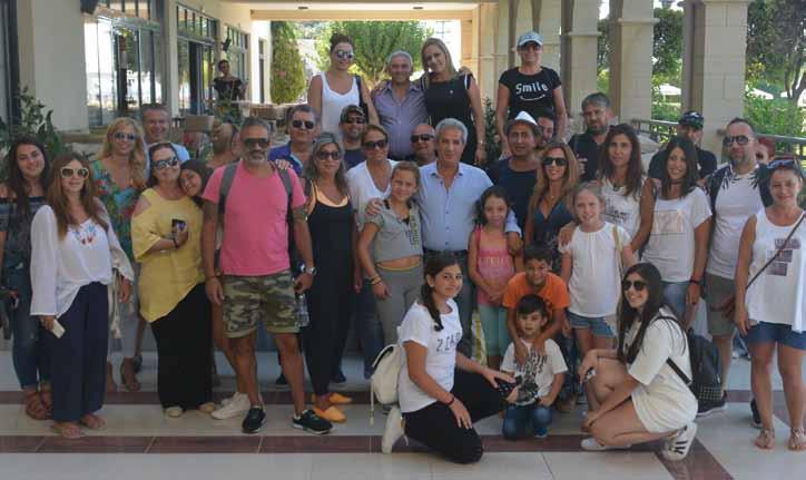 Σαράντα άτομα συμμετείχαν στο ταξίδι - ασφαλιστικοί σύμβουλοι με τις οικογένειές τους - το οποίο περιελάμβανε εξορμήσεις σε διάφορα σημεία του νησιού, ενώ υπήρξε πολύς χρόνος για διασκέδαση και