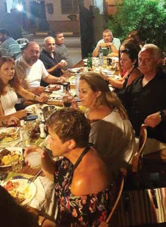 Καφές, μπιρίτσα, χαλάρωση με πολύ καλή παρέα μέχρι τη δύση του ηλίου, σ ένα σύγχρονο ξενοδοχείο με την παραδοσιακή αριστεία στις υπηρεσίες και τα υπέροχα