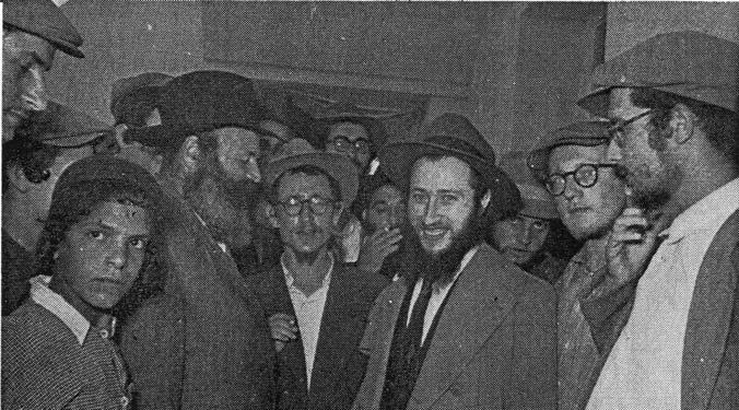 מעבודתם בהמעברות, והת"ת שמסדרים שם, וכן אודות הילדים ששולחים לישיבות. אח"כ נסעו יחד עם ר' פנחס אלטהויז לחיפה לבקר את מר שז"ר, והגיעו לשם בשעה 4:30. ר' פנחס טלפן לשז"ר ואמר לבוא בשעה 6:00.