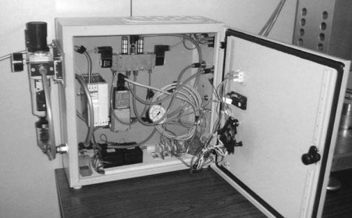 µπορούσαν να δηµιουργήσουν πρόβληµα κατάτηλειτουργίατηςσυσκευής. Σχήµα 5.5: ιάταξη ηλεκτρολογικών και πνευµατικών στοιχείων της πειραµατικής συσκευής.