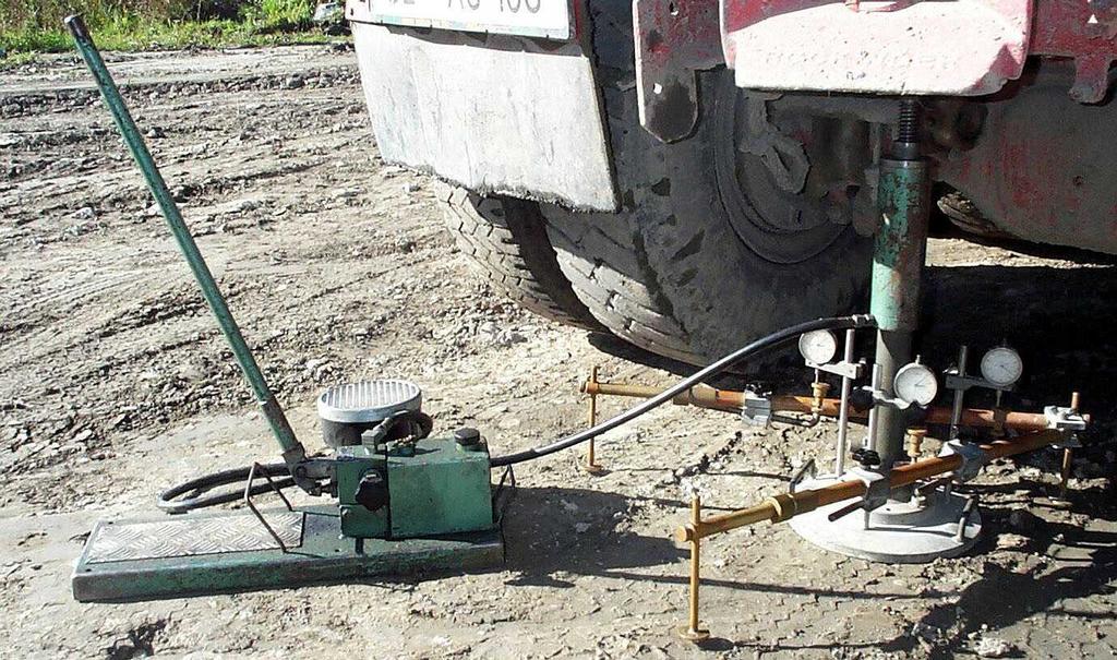 KONTROLE PLANUMA TAL ALI NASIPA MERITEV PODAJNOSTI NASIPNEGA MATERIALA Vsak vgrajen sloj nasipa kakor tudi planum temeljnih tal preverjamo: - glede dosežene gostote tal in vlažnosti, - glede