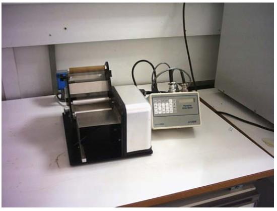 Το LI-COR model LI-3000A portable area meter, που είναι ο υπολογιστής του συστήματος και αποτελείται από την οθόνη, τα πλήκτρα του υπολογιστή και τις υποδοχές για τις συνδέσεις με τα παράπλευρα