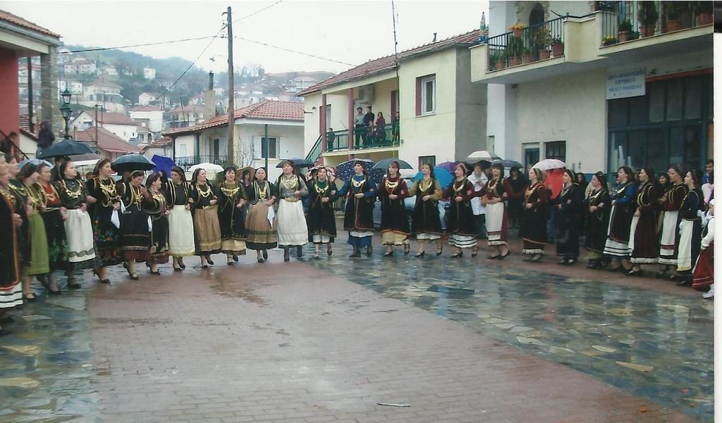 Στη συνέχεια τα κορίτσια πήγαιναν