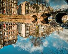Άφιξη στην πανέµορφη πόλη και θα ξεκινήσουµε να επισκεφτούµε τα αξιοθέατα της πόλης που «επιπλέει», τον παραδοσιακό Μύλος του Rembrandt στις όχθες του ποταµού Amstel, το εντυπωσιακό «Στάδιο Αρένα»,