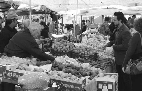 ψήφισε η Βουλή την πρόταση νόμου με την οποία επιτρέπεται και σε πλανοδιοπώλες και όχι μόνο σε παραγωγούς η πώληση προϊόντων σε λαϊκές αγορές, υπό την προϋπόθεση ότι αυτοί θα πληρούν ορισμένους όρους