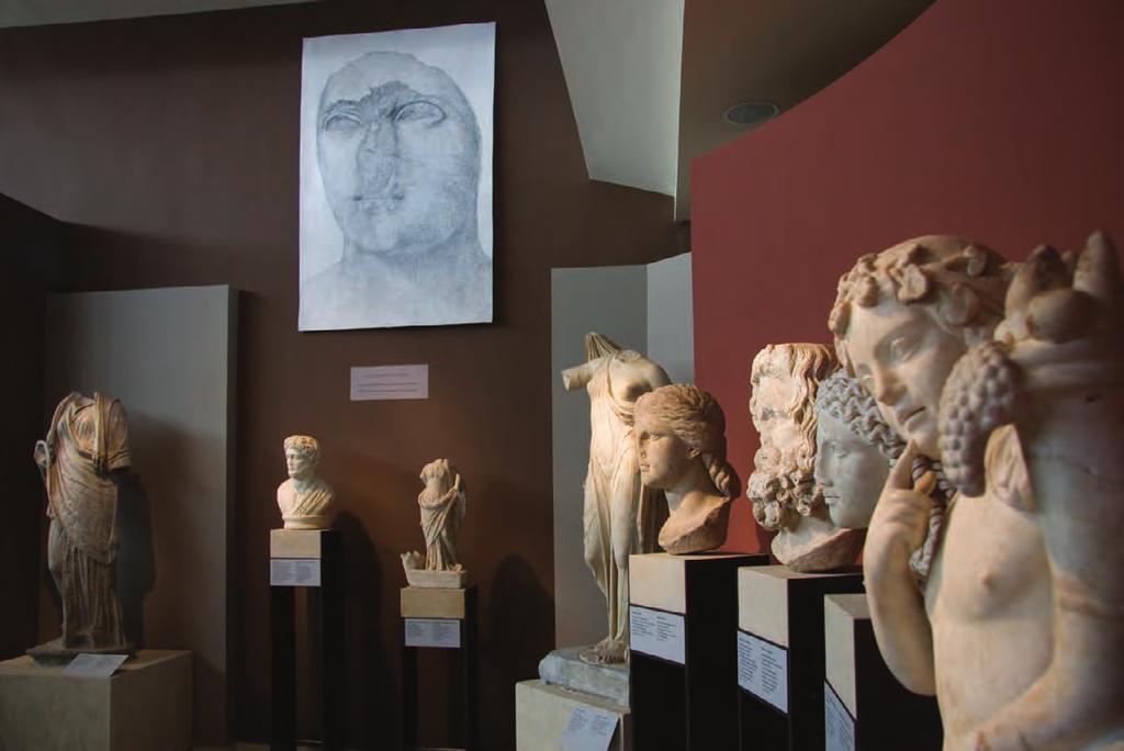 R. MARÍN VIADEL (2012) 190 Χ 120 cm Ακρόλιθο άγαλμα. Γραφίτης σε χαρτί. Acrolito. Grafito sobre papel. Acrolith. Graphite on paper. Από αριστερά προς τα δεξιά: προτομή του ιερέα L.