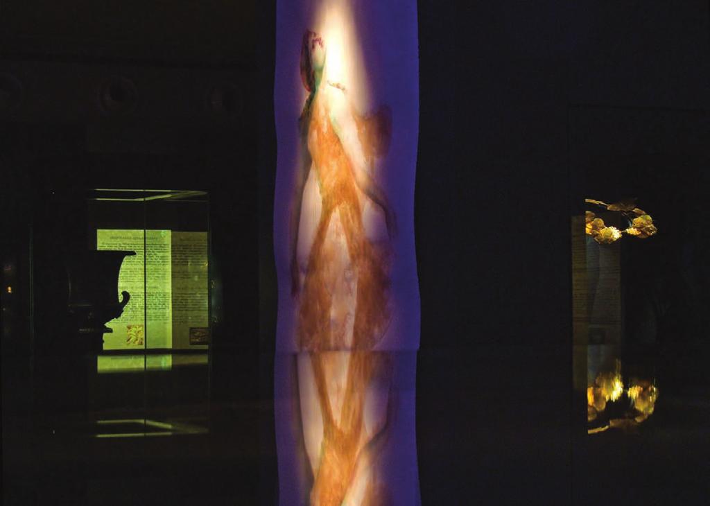 A. JÓDAR (2012) 175 Χ 90 cm Δερβένι: Μαινάδα (λεπτομέρεια). Χρωματιστά μολύβια και υδατογραφία σε χαρτί. Derveni: Ménade (detalle). Lápices de colores y acuarela sobre papel. Derveni: Maenad (detail).
