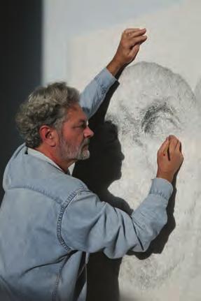 Kαθηγητής στα πανεπιστήμια της Βαλένθια (1980-81), της Βαρκελώνης (1981-1984) και στο Πανεπιστήμιο Complutense της Μαδρίτης (1984-88).