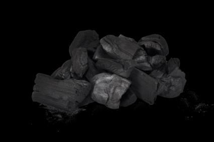 ΣΤΟΙΧΕΙΑ ΠΟΥ ΕΞΑΤΜΙΖΟΝΤΑΙ: Tα στοιχεία που εξατμίζονται βρίσκονται μέσα στα κάρβουνα και στις μπρικέτες. Αυτά απελευθερώνονται κατά την καύση και δημιουργούν ένα εξαιρετικό αποτέλεσμα ανάφλεξης.