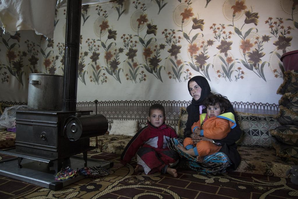Χαννάν Φωτογραφία 1 Η Χαννάν Xασσάν Καλάφ, 20 ετών, κάθεται με την κόρη της Αμάλ, 3 ετών, και το γιο της Μοχσέν, 4 ετών, σε σκηνή στην οποία ζουν η ίδια μαζί με την