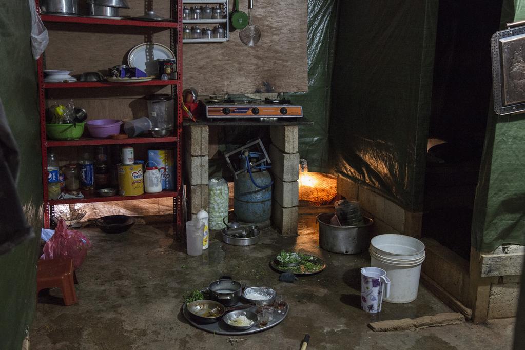 Χαννάν Φωτογραφία 2 Ο χώρος της κουζίνας στη σκηνή της Χαννάν Xασσάν Καλάφ, 20 ετών, και της οικογένειάς της σε ένα ανεπίσημο καταυλισμό