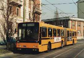 Μιλάνο (Ιταλία) Στο Μιλάνο (πληθυσμός 1,5 εκατ. κάτοικοι) το σύστημα τρόλεϊ έχει 148 λεωφορεία που δρομολογούνται σε 3 γραμμές και σε δίκτυο 40,4km. Το 1996 μετακινήθηκαν με το τρόλεϊ 47,4 εκατ.