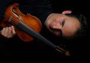 ΑΛΕΞΑΝΔΡΟΣ ΠΑΠΑΣ βιολί Ο βιολονίστας Regi Alexandros Papa άρχισε να σπουδάζει βιολί στην ηλικία των πέντε ετών.