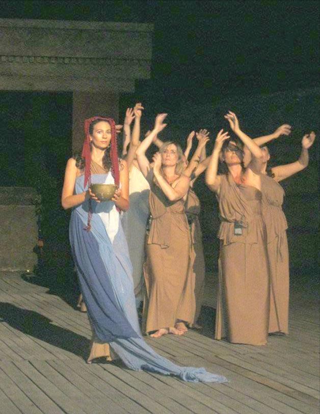 ΝΥΝ ΚΑΙ ΑΕΙ Με βάση το ποιητικό κείμενο του Αργύρη Καραβούλια «Επίγραμμα αρώματος κόσμου» Χορογραφία Μουσική Επιμέλεια: Σβετλάνα Βόλκοβα - Λίλυ Καραδήμα Συμμετέχουν: Αφροδίτη Γιαννιού, Ελένη