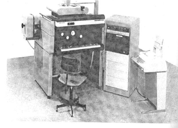 Τα πρώτα όργανα που κατασκευάστηκαν για το σκοπό αυτό (1955), είχαν βάση αναλογικά όργανα οπτικής προβολής.