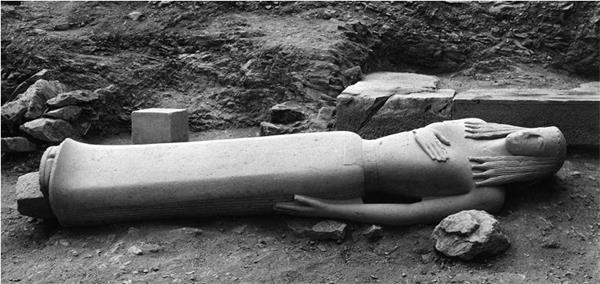 Άγαλμα κόρης από το νεκροταφείο της Σελλάδας Θήρας Τυχαίο εύρημα σε βάθος μόλις 0,70 μ. Ύψος 2,30 μ.!!! - Περ. 650-640 π.χ. Ημιτελής στις λεπτομέρειες = ήρθε από αλλού (π.