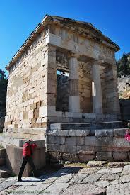 2) Θησαυρός των Αθηναίων στους Δελφούς (περ. 500 π.χ.) Το οικοδόμημα είναι δωρικού ρυθμού (διαστάσεις 9,69 m x 6,62 m), δίστυλο εν παραστάσι, από παριανό μάρμαρο.
