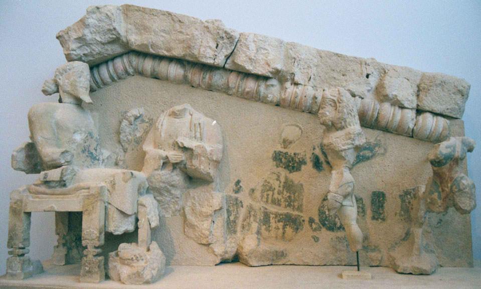 3) Σε αέτωμα μικρού κτηρίου = η εισαγωγή του Ηρακλή στον Όλυμπο - τον οδηγεί η Αθηνά και τον υποδέχεται ο Δίας καθισμένος στον θρόνο του Η