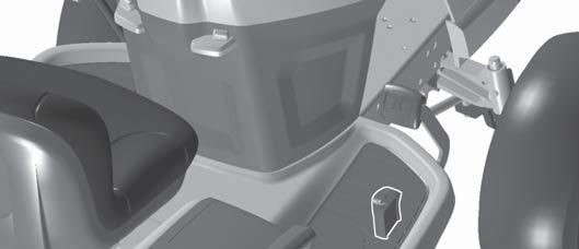 5 Fremadgående og baglæns bevægelse Bevægelsens retning og hastighed styres af speederpedalen og bakkespeederpedalen. Start traktoren og slå parkeringsbremsen fra.