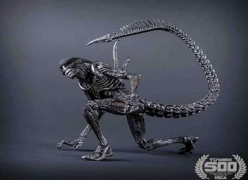 Στις ταινίες Alien ο εξωγήινος εμφανίζεται με τη μορφή ενός πλάσματος και έχει κοινά χαρακτηριστικά με ένα μυθικό τέρας.
