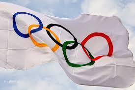 2.4 Ολυμπιακή Σημαία H Ολυμπιακή σημαία, το σύμβολο των Ολυμπιακών Αγώνων έχει πέντε συμπλεκόμενους μεταξύ τους κύκλους χρώματος μπλε, κίτρινου, μαύρου, πράσινου, κόκκινου σε ένα λευκό υπόβαθρο.