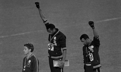 2 Tommie Smith και John Carlos (Μεξικό 1968) Οι δύο αφροαμερικανοί δεν έμειναν στην ιστορία τόσο για τα μετάλλιά τους (χρυσό και χάλκινο στα 200 μέτρα) όσο για την απόφασή τους να σηκώσουν τις