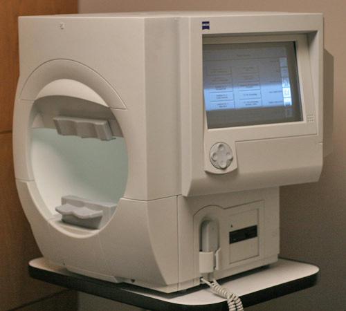 Εικόνα 1: το µηχάνηµα του οπτικού πεδίου Humphrey Field Analyzer (Carl Zeiss Inc, North America) 3.1.1 Περιγραφή µηχανήµατος Το µηχάνηµα αποτελείται από ένα λευκό θόλο µε φωτεινότητα που φτάνει τα 31,5 asb, τη χαµηλότερη τιµή φωτισµού.