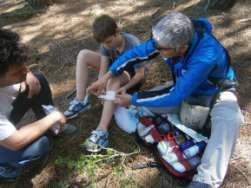 Έγινε επίδειξη του φαρμακείου και στη συνέχεια παροχή Α βοηθειών