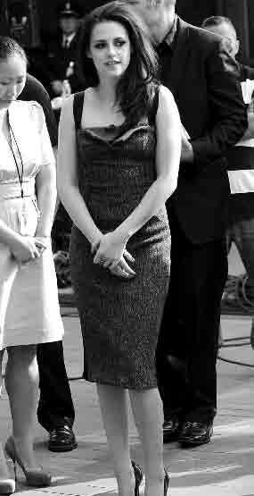 Με φόρεμα Valentino και παπούτσια του Brian Atwood η Kristen Stewart περπάτησε στο κόκκινο χαλί για τις ανάγκες της ταινίας «Welcome To The