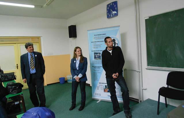 Suada Hamzabegovića, mr. sc. Asmire Bećiraj i mr. sc. Nikole Findrika, uputila u jednu od dvorana gdje su nas već očekivali studenti radi sudjelovanja u našoj prezentaciji o radu u Klinici.