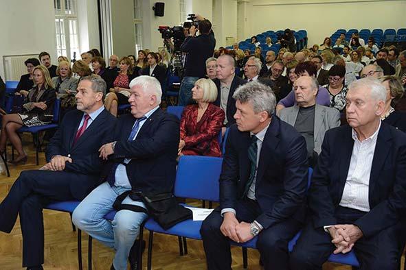 PRO BONO GODINA 2 BROJ 3 STUDENI 2013. VANJSKE KLINIKE Uzvanici na Simpoziju Predstavnici sponzora, organizatora te akademski i studentski mentor Grupe za zaštitu prava pacijenata, mr. sc.