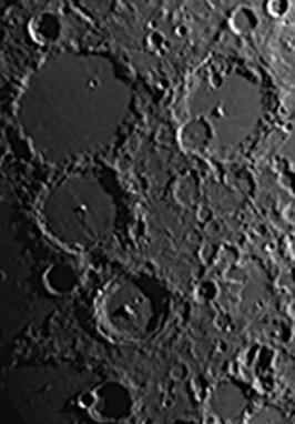 النيازك Meteorites هي المخلفات المتبقية من الكتل الكبيرة من المادة الشهابية بوي بدخل الغلف الجب بتي تب أو النيزكية الصخرية أو المعدنية أو الثنين معا والب بر ول با ل تتبخب ببيرة فإنهب الرضي وتبدأ