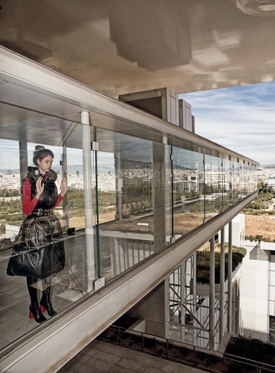 Από τη μία πλευρά, η θάλασσα, τα νησιά του Σαρωνικού και ο Πειραιάς. Από την άλλη, η Αθήνα και η Ακρόπολη. Γύρω του, οι γειτονιές που «αγκαλιάζουν» το ΚΠΙΣΝ.