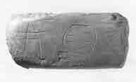 Η επιγραφή αυτή αποτελεί το πρώτο δείγμα Γραμμικής β γραφής που βρέθηκε στη Θεσσαλία και αποδεικνύει ότι στο ανακτορικό συγκρότημα του Διμηνίου γνώριζαν και χρησιμοποιούσαν τη γραφή για τις ανάγκες
