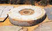 Το αντικείμενο φέρνει στο νου τον κέρνο του ανακτόρου των Μαλίων, μία στρογγυλή πλάκα που έχει στο κέντρο της ένα μεγάλο βαθούλωμα και άλλα 34 βαθουλώματα τριγύρω.