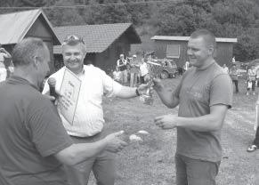 Blahoželanie prvému. Oslava po vyhlásení výsledkov. Spoločná fotografia. Celé podujatie bolo sprevádzané veľkým záujmom zo strany divákov. Medzi nimi bolo vidieť aj turistov z iných končín Slovenska.